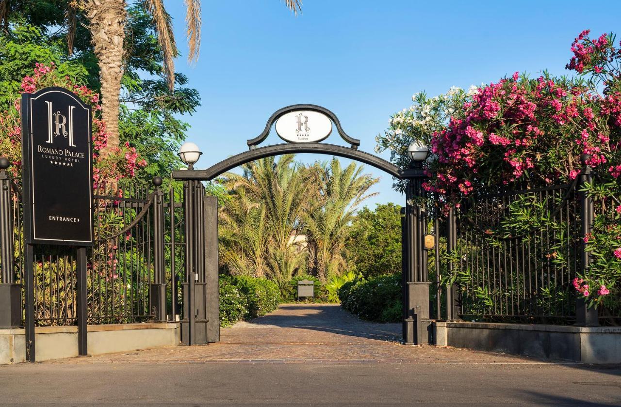 קטאניה Romano Palace Luxury Hotel מראה חיצוני תמונה Entrance to the hotel