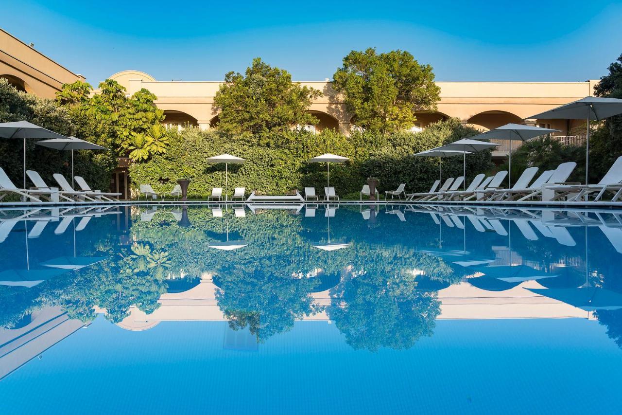 קטאניה Romano Palace Luxury Hotel מראה חיצוני תמונה The swimming pool at the hotel