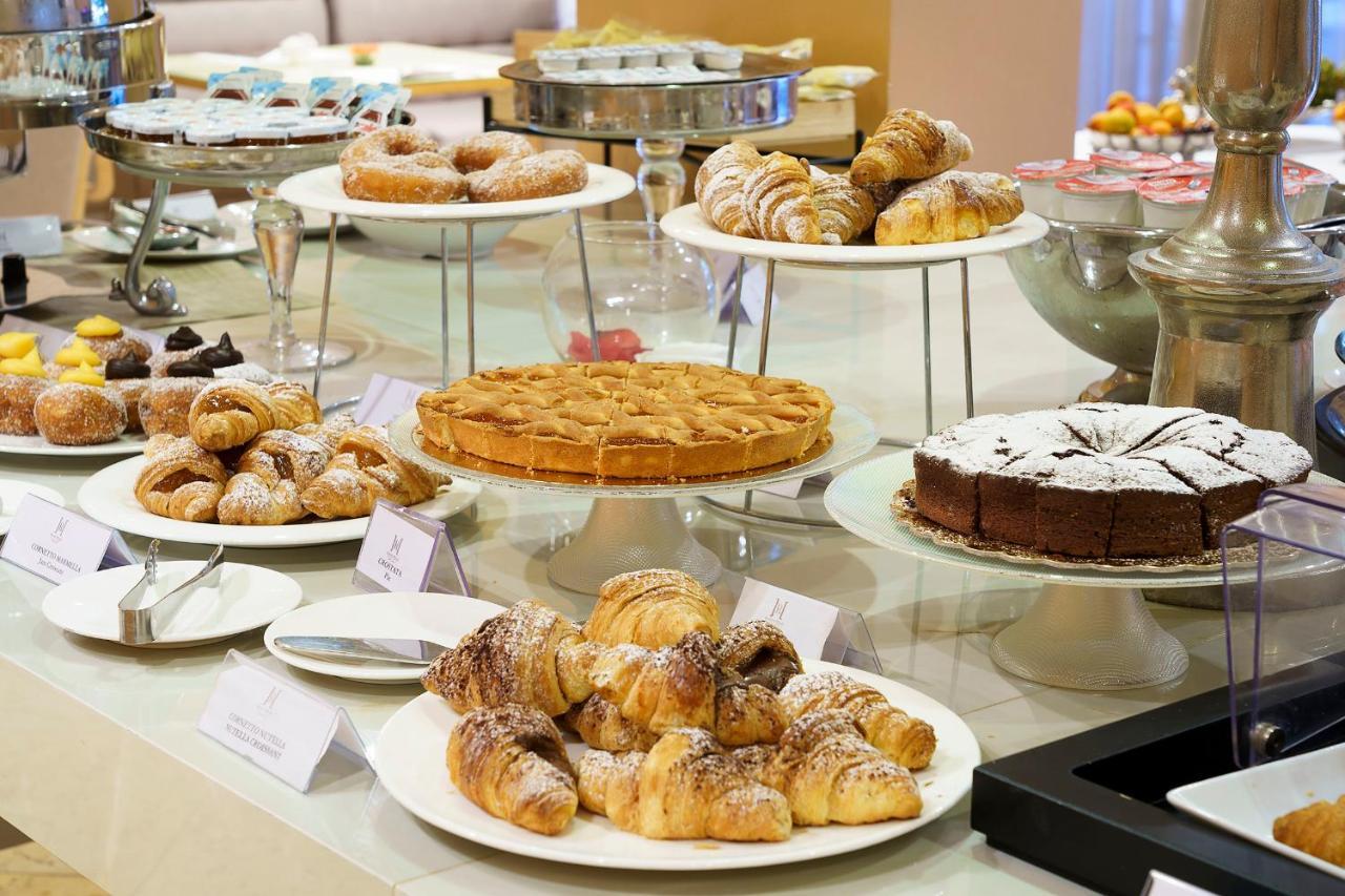 קטאניה Romano Palace Luxury Hotel מראה חיצוני תמונה A selection of pastries