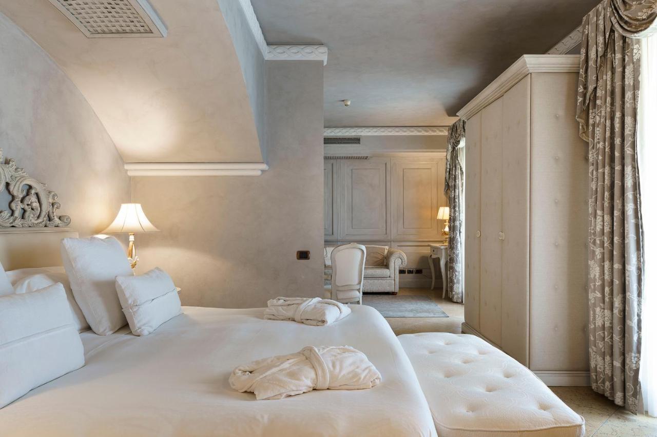 קטאניה Romano Palace Luxury Hotel מראה חיצוני תמונה A room at the hotel