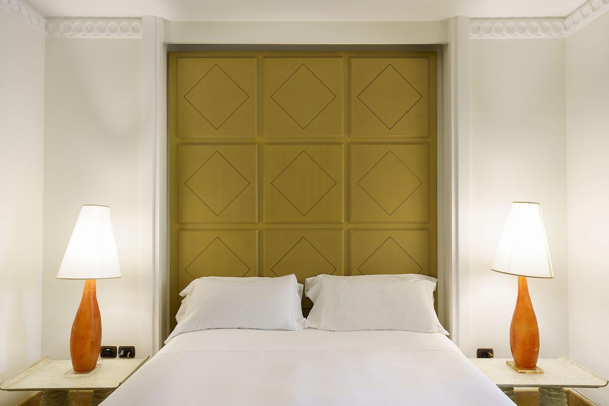 קטאניה Romano Palace Luxury Hotel מראה חיצוני תמונה A bed with a headboard