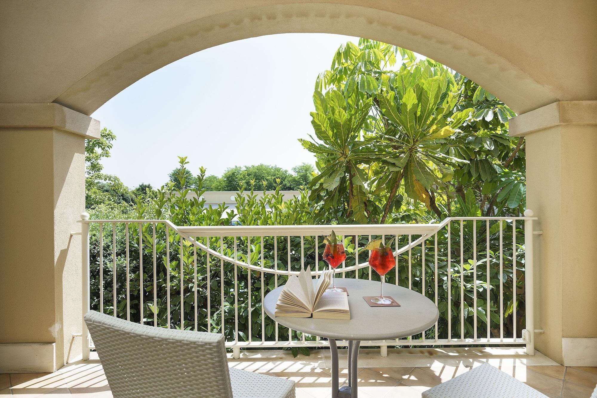 קטאניה Romano Palace Luxury Hotel מראה חיצוני תמונה A balcony
