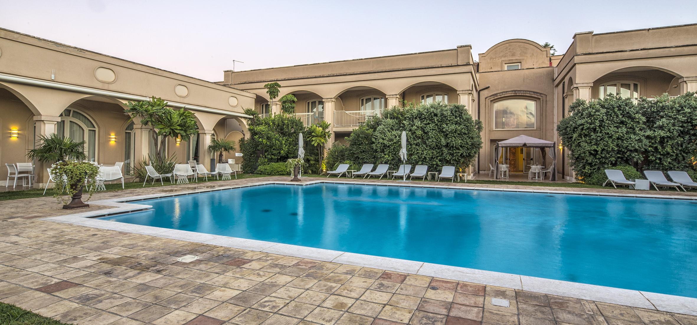 קטאניה Romano Palace Luxury Hotel מראה חיצוני תמונה The swimming pool at the hotel