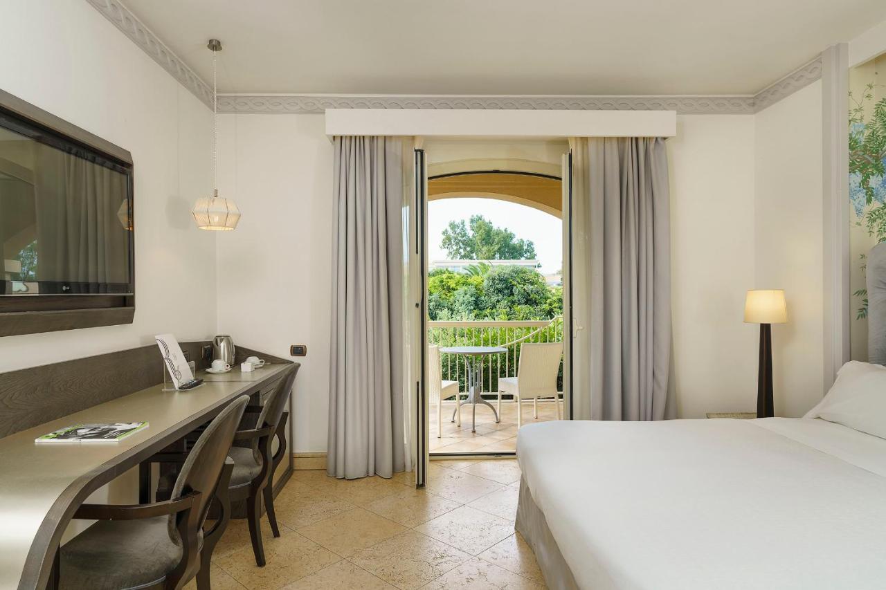 קטאניה Romano Palace Luxury Hotel מראה חיצוני תמונה A room at the hotel