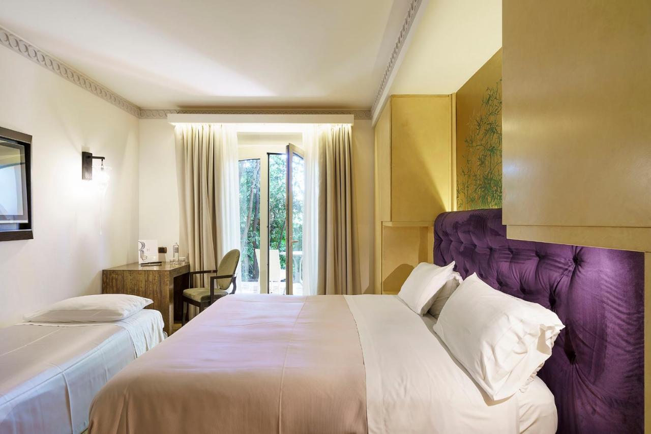 קטאניה Romano Palace Luxury Hotel מראה חיצוני תמונה A room at the hotel
