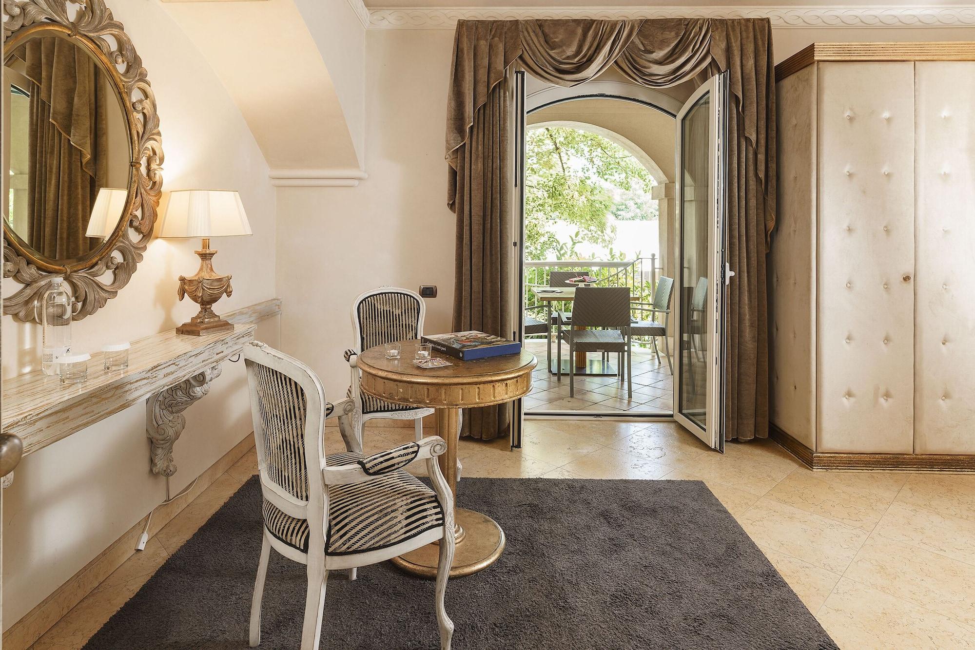 קטאניה Romano Palace Luxury Hotel מראה חיצוני תמונה A room at the hotel
