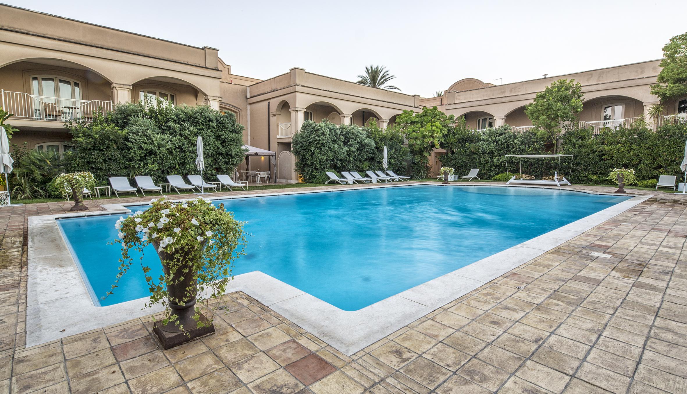 קטאניה Romano Palace Luxury Hotel מראה חיצוני תמונה The swimming pool at the hotel