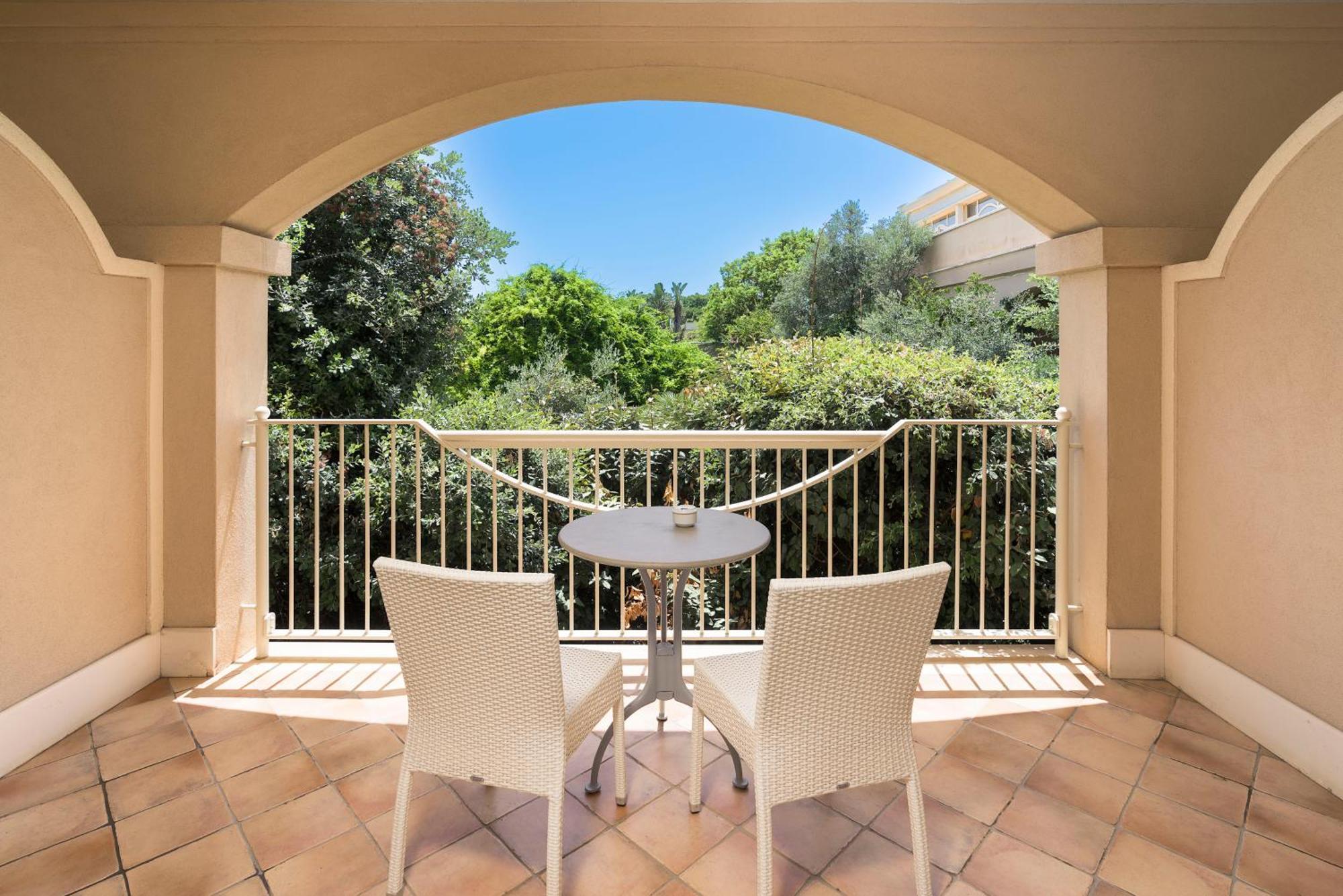 קטאניה Romano Palace Luxury Hotel מראה חיצוני תמונה A balcony at the hotel