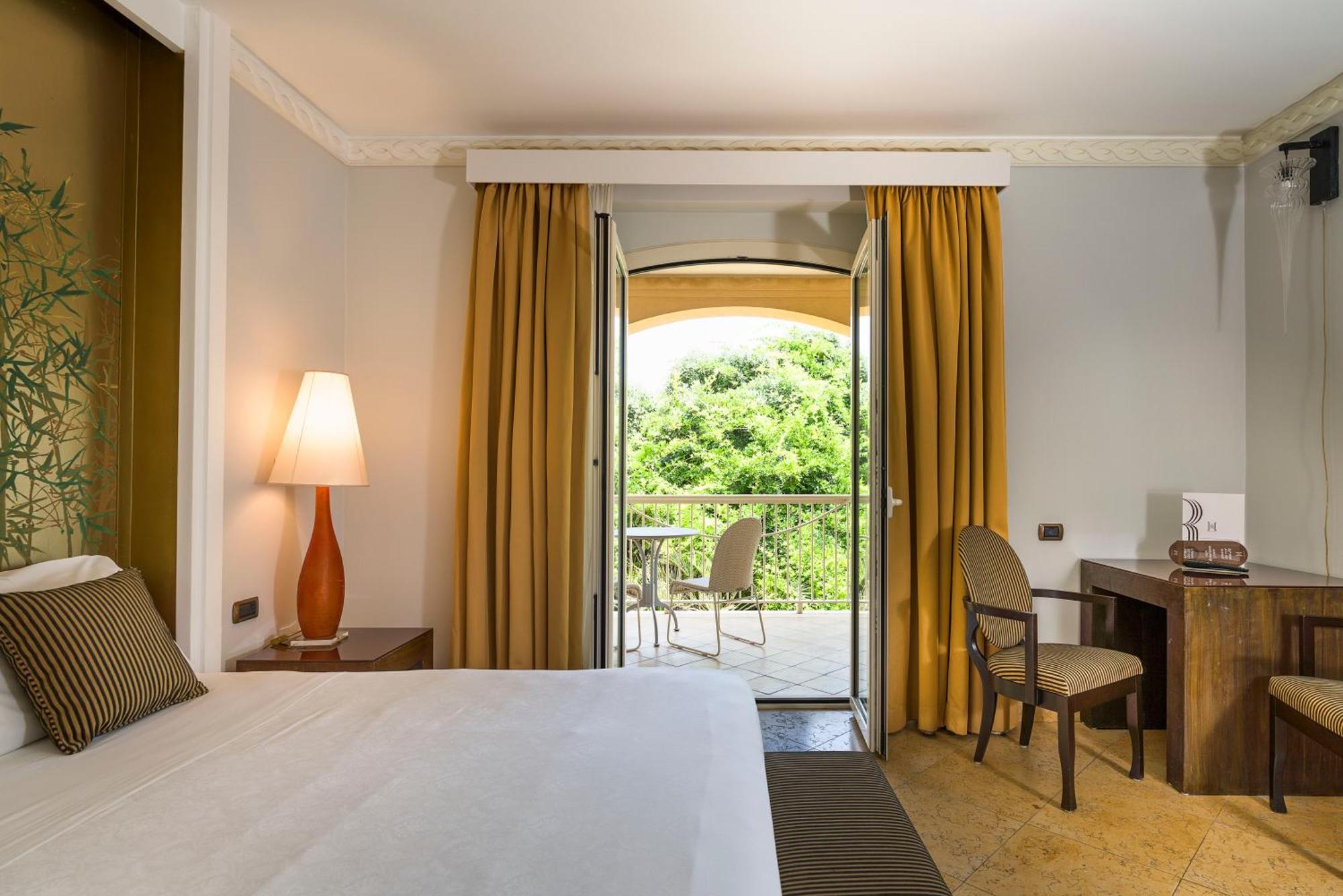 קטאניה Romano Palace Luxury Hotel מראה חיצוני תמונה A room at the hotel