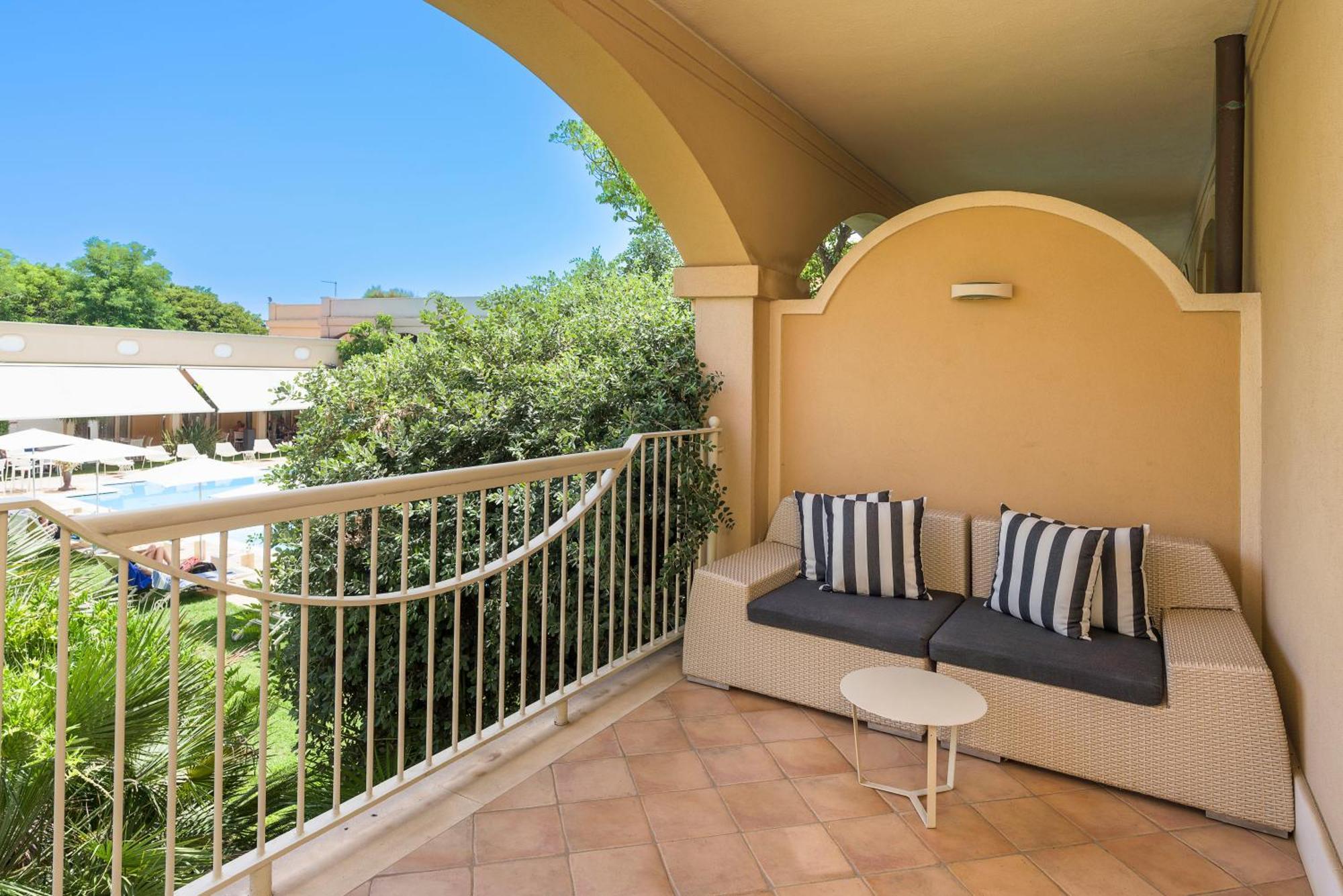 קטאניה Romano Palace Luxury Hotel מראה חיצוני תמונה A balcony at the hotel