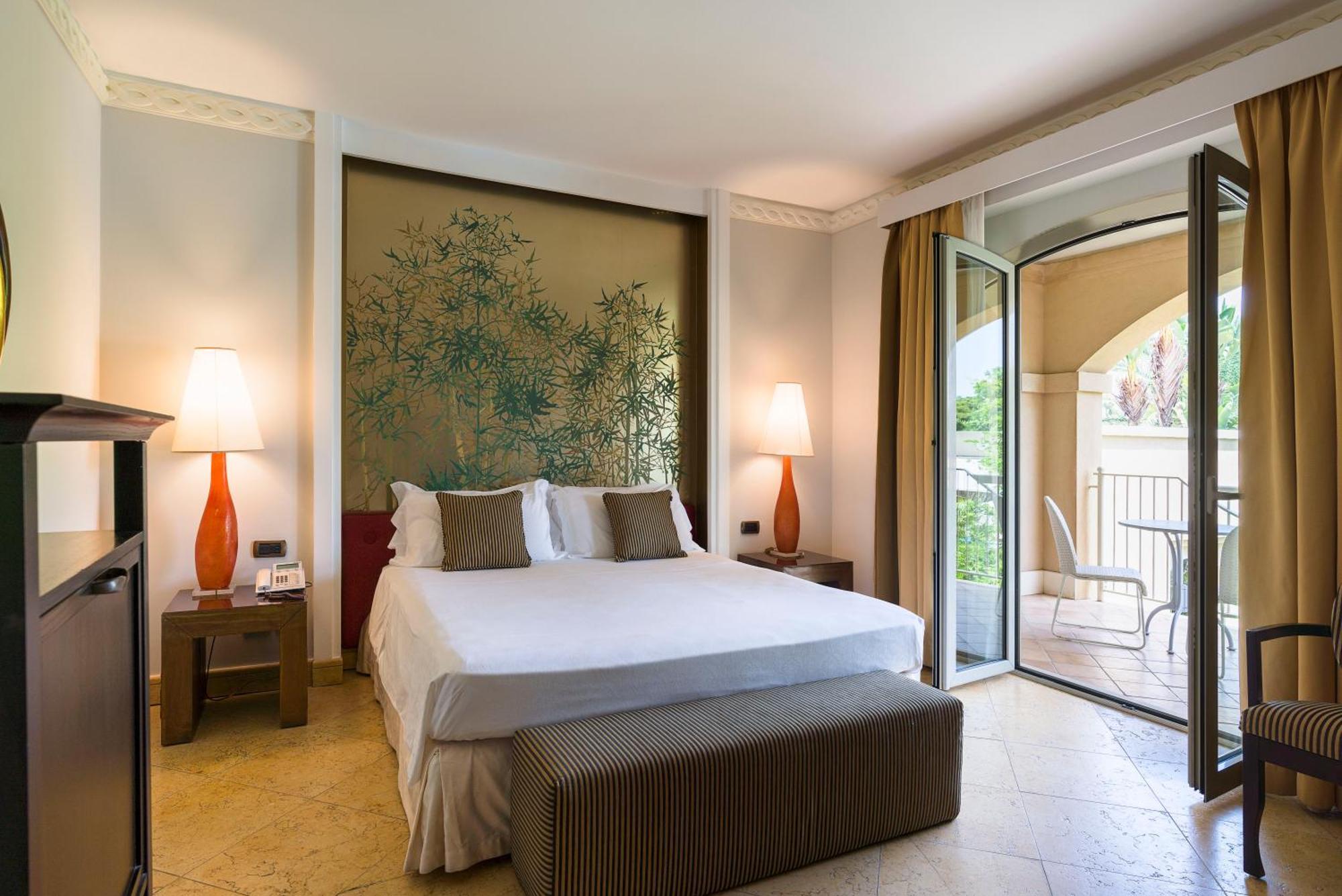 קטאניה Romano Palace Luxury Hotel מראה חיצוני תמונה A room at the hotel