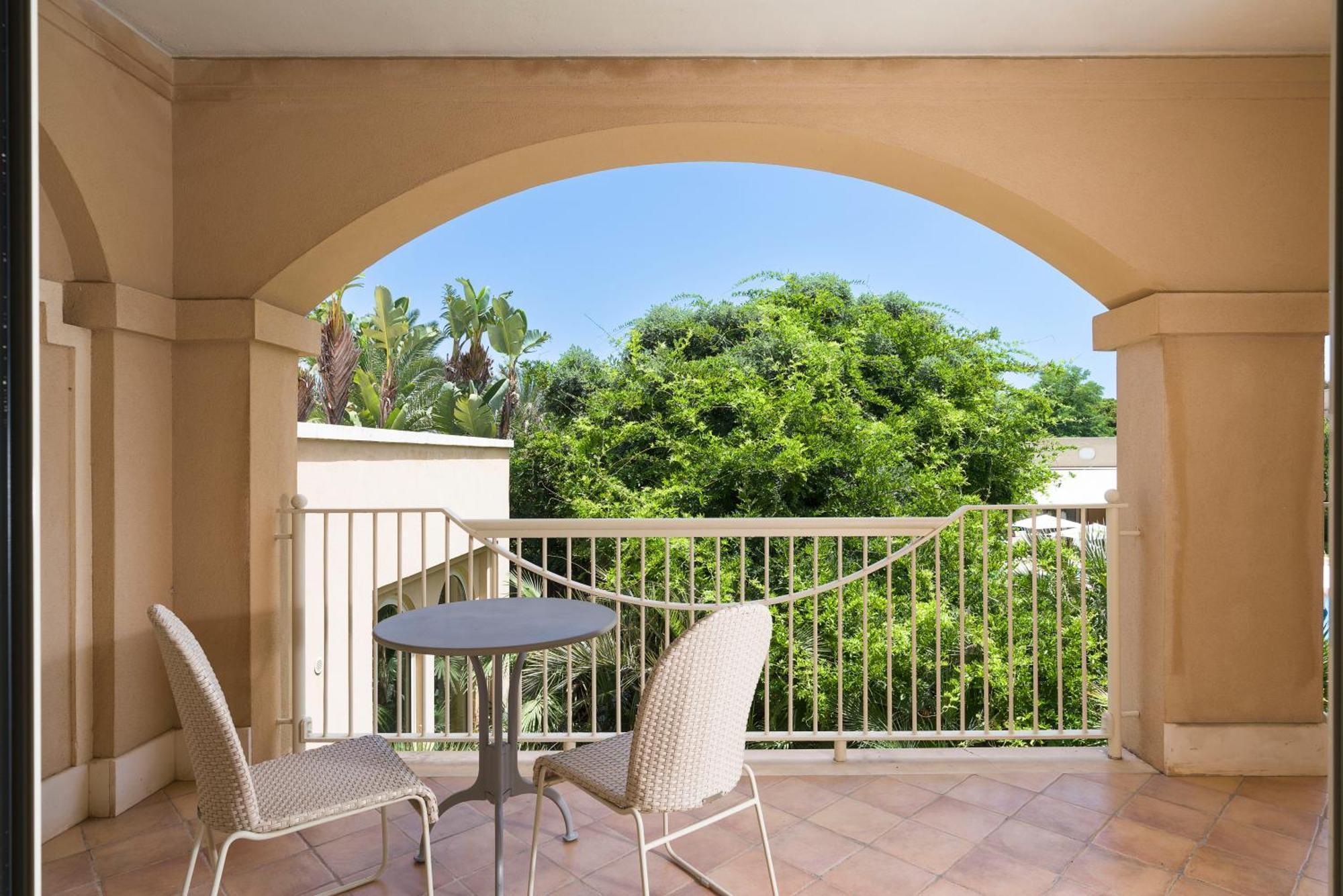 קטאניה Romano Palace Luxury Hotel מראה חיצוני תמונה A typical balcony at the hotel
