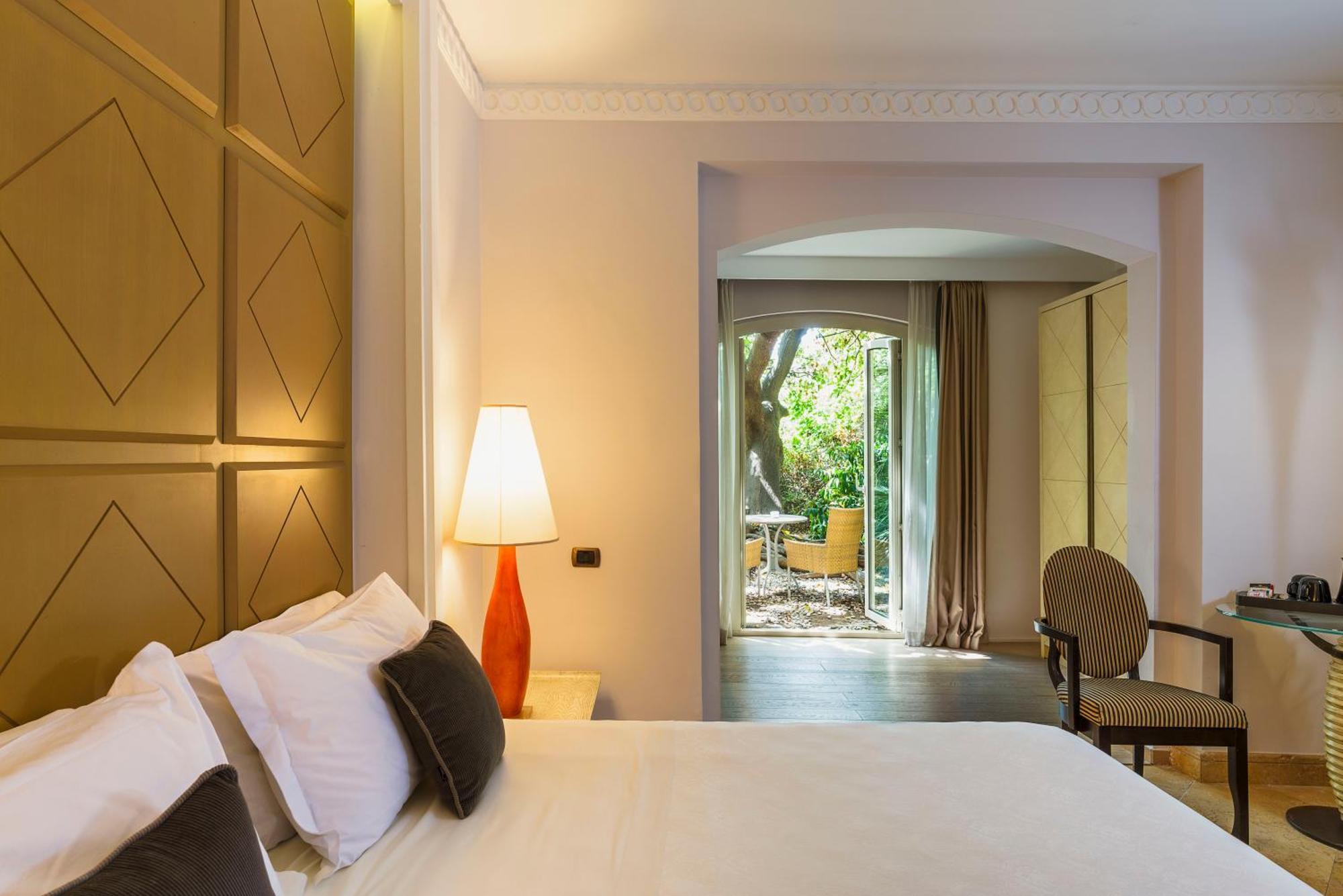 קטאניה Romano Palace Luxury Hotel מראה חיצוני תמונה A room at the hotel