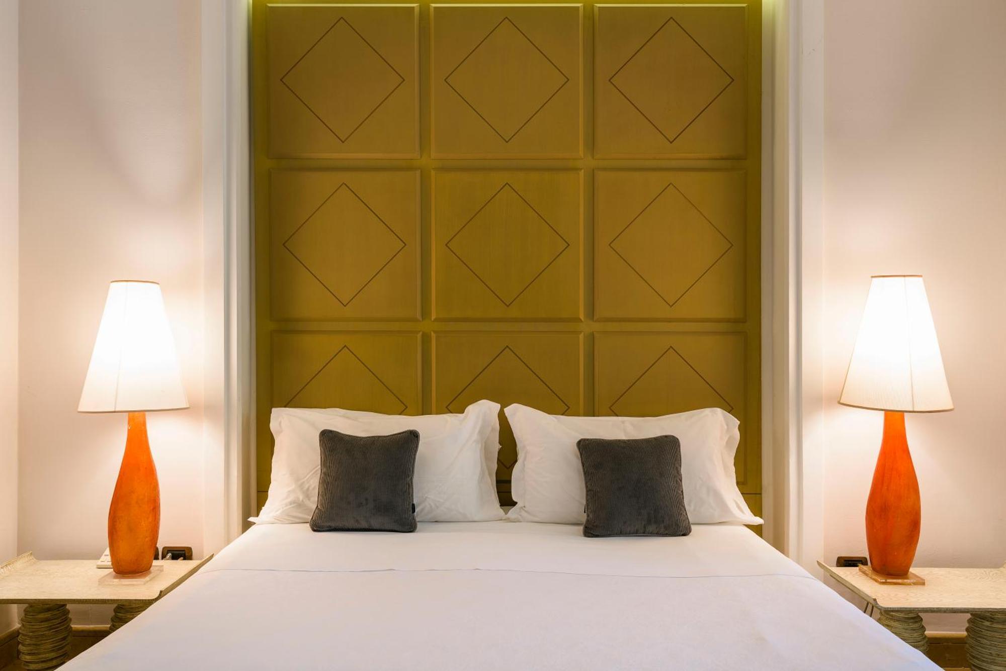 קטאניה Romano Palace Luxury Hotel מראה חיצוני תמונה A bed with a headboard