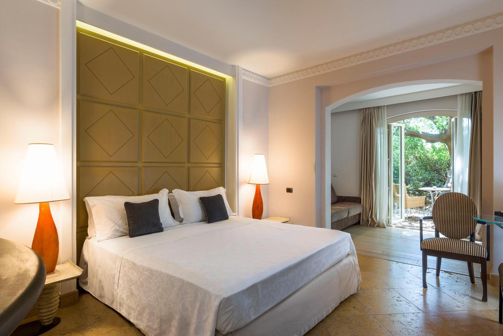 קטאניה Romano Palace Luxury Hotel מראה חיצוני תמונה A room at the hotel