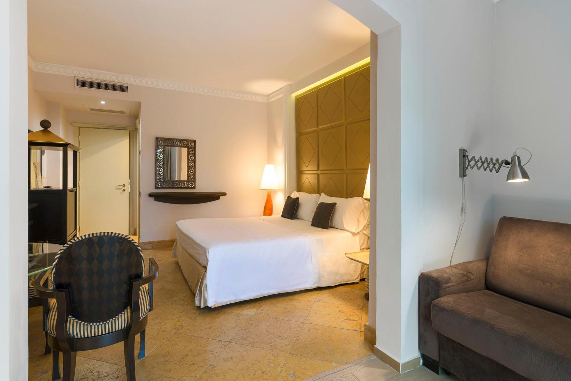קטאניה Romano Palace Luxury Hotel מראה חיצוני תמונה A room at the hotel