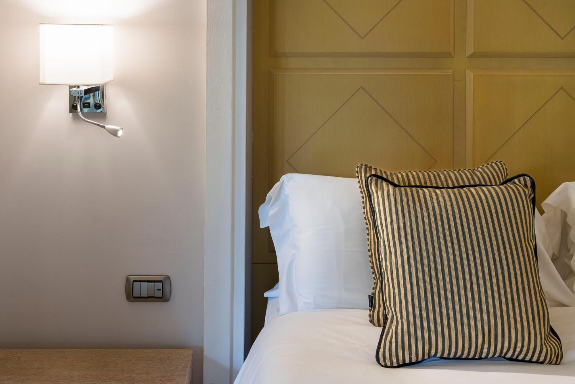 קטאניה Romano Palace Luxury Hotel מראה חיצוני תמונה A wall light