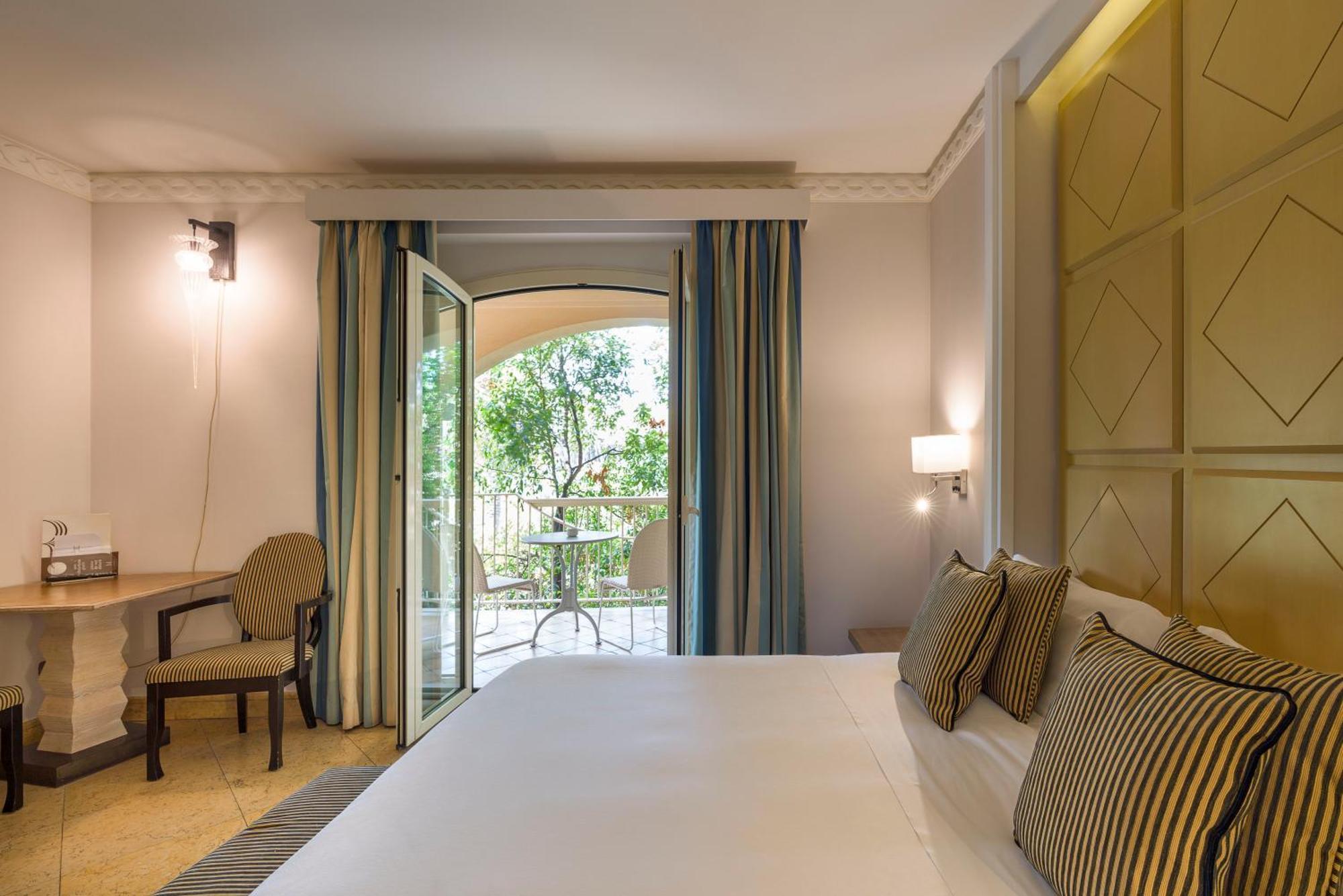 קטאניה Romano Palace Luxury Hotel מראה חיצוני תמונה A room at the hotel